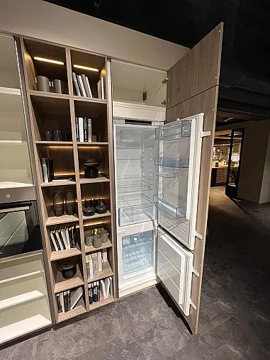 Exklusive Messeküche - viel LED-Beleuchtungen - Sitzgelegenheit - Eiche Bergamo NB und Lack Magnolia matt