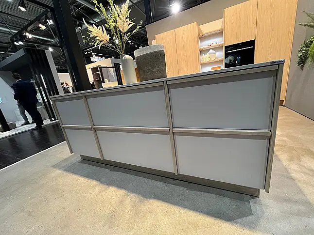 Exklusive Messeküche - Japanischer Style Sakura - Grifflos - Kücheninsel mit Kochfeld und Spüle - XL-Schränke - viel LED-Beleuchtung