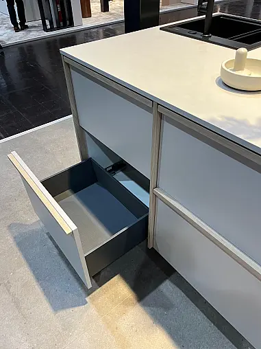 Exklusive Messeküche - Japanischer Style Sakura - Grifflos - Kücheninsel mit Kochfeld und Spüle - XL-Schränke - viel LED-Beleuchtung