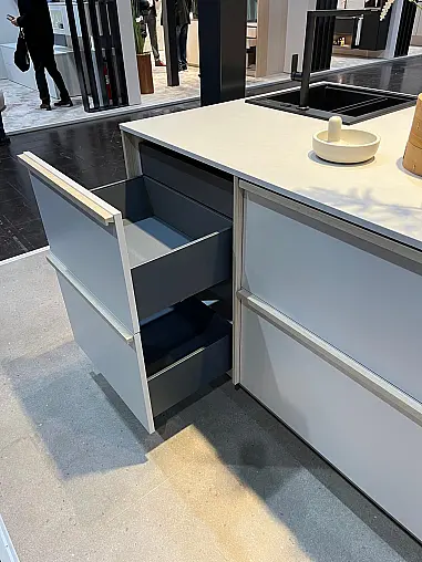 Exklusive Messeküche - Japanischer Style Sakura - Grifflos - Kücheninsel mit Kochfeld und Spüle - XL-Schränke - viel LED-Beleuchtung