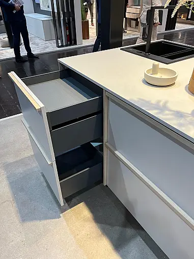 Exklusive Messeküche - Japanischer Style Sakura - Grifflos - Kücheninsel mit Kochfeld und Spüle - XL-Schränke - viel LED-Beleuchtung