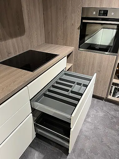 Exklusive Messeküche - viel LED-Beleuchtungen - Sitzgelegenheit - Eiche Bergamo NB und Lack Magnolia matt
