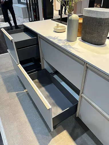 Exklusive Messeküche - Japanischer Style Sakura - Grifflos - Kücheninsel mit Kochfeld und Spüle - XL-Schränke - viel LED-Beleuchtung