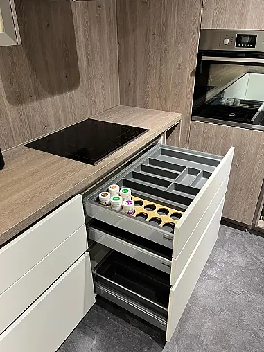 Exklusive Messeküche - viel LED-Beleuchtungen - Sitzgelegenheit - Eiche Bergamo NB und Lack Magnolia matt