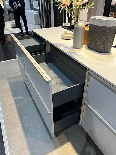Exklusive Messeküche - Japanischer Style Sakura - Grifflos - Kücheninsel mit Kochfeld und Spüle - XL-Schränke - viel LED-Beleuchtung