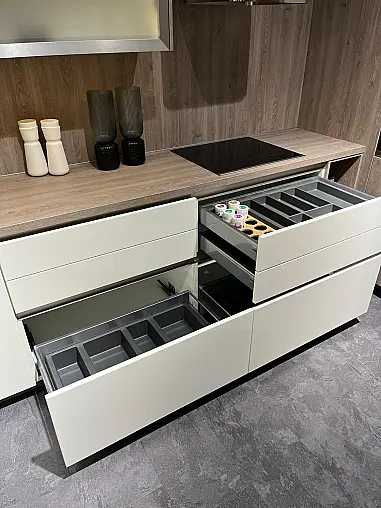 Exklusive Messeküche - viel LED-Beleuchtungen - Sitzgelegenheit - Eiche Bergamo NB und Lack Magnolia matt