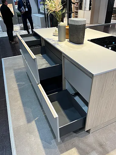 Exklusive Messeküche - Japanischer Style Sakura - Grifflos - Kücheninsel mit Kochfeld und Spüle - XL-Schränke - viel LED-Beleuchtung