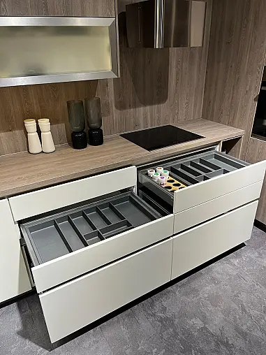 Exklusive Messeküche - viel LED-Beleuchtungen - Sitzgelegenheit - Eiche Bergamo NB und Lack Magnolia matt