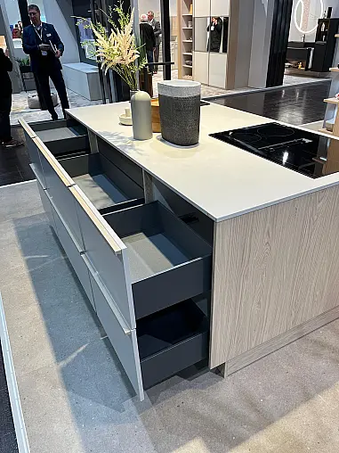Exklusive Messeküche - Japanischer Style Sakura - Grifflos - Kücheninsel mit Kochfeld und Spüle - XL-Schränke - viel LED-Beleuchtung