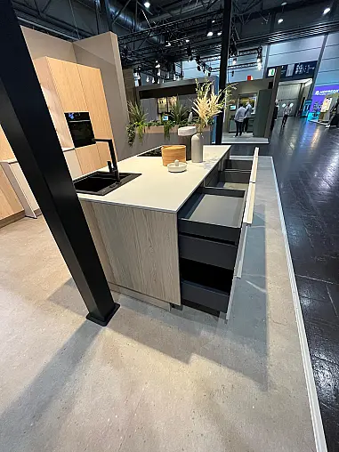 Exklusive Messeküche - Japanischer Style Sakura - Grifflos - Kücheninsel mit Kochfeld und Spüle - XL-Schränke - viel LED-Beleuchtung