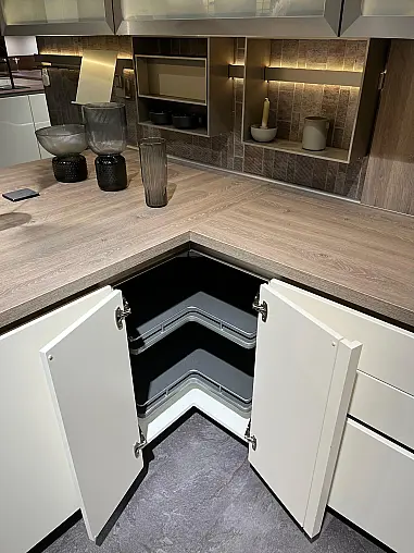 Exklusive Messeküche - viel LED-Beleuchtungen - Sitzgelegenheit - Eiche Bergamo NB und Lack Magnolia matt