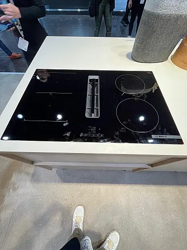 Exklusive Messeküche - Japanischer Style Sakura - Grifflos - Kücheninsel mit Kochfeld und Spüle - XL-Schränke - viel LED-Beleuchtung
