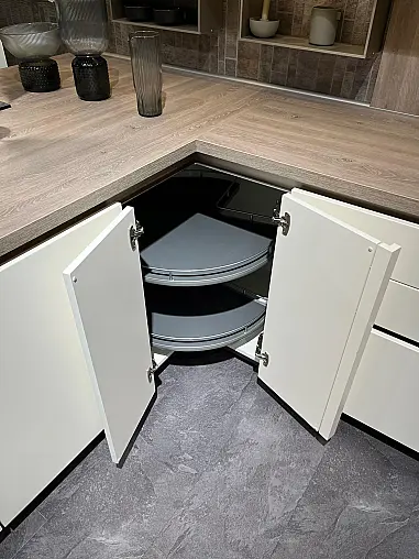 Exklusive Messeküche - viel LED-Beleuchtungen - Sitzgelegenheit - Eiche Bergamo NB und Lack Magnolia matt