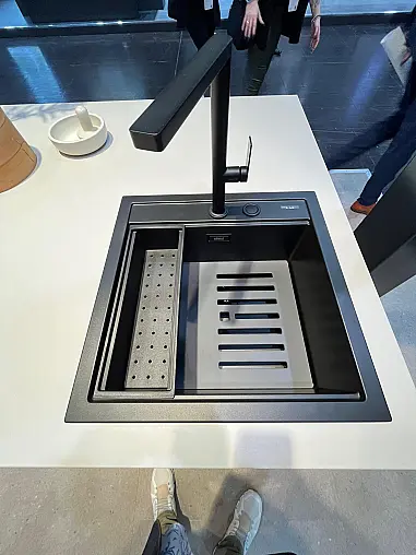 Exklusive Messeküche - Japanischer Style Sakura - Grifflos - Kücheninsel mit Kochfeld und Spüle - XL-Schränke - viel LED-Beleuchtung