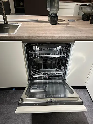 Exklusive Messeküche - viel LED-Beleuchtungen - Sitzgelegenheit - Eiche Bergamo NB und Lack Magnolia matt