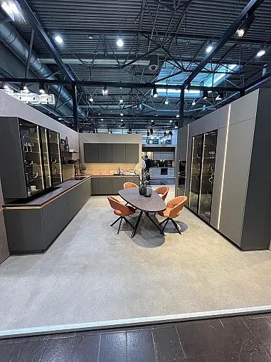 Exklusive Messeküche - Grifflos - Lackfront - XL-Schränke - extra viel LED-Beleuchtungen- edle Glasschränke - mit Tisch und Stühlen