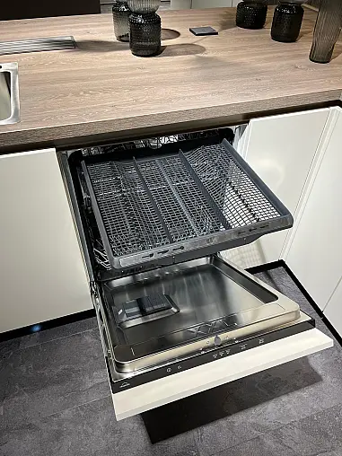 Exklusive Messeküche - viel LED-Beleuchtungen - Sitzgelegenheit - Eiche Bergamo NB und Lack Magnolia matt