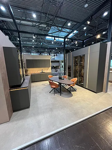 Exklusive Messeküche - Grifflos - Lackfront - XL-Schränke - extra viel LED-Beleuchtungen- edle Glasschränke - mit Tisch und Stühlen
