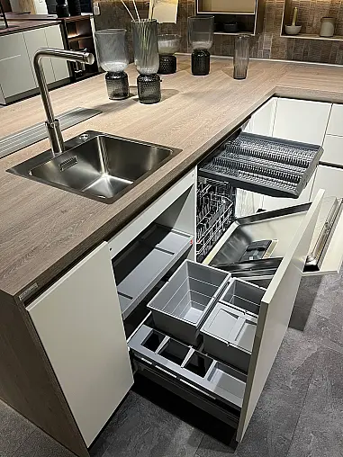 Exklusive Messeküche - viel LED-Beleuchtungen - Sitzgelegenheit - Eiche Bergamo NB und Lack Magnolia matt