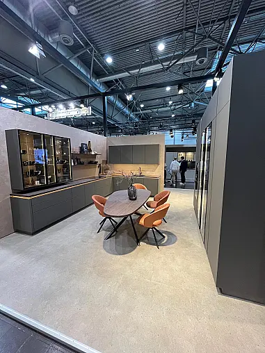 Exklusive Messeküche - Grifflos - Lackfront - XL-Schränke - extra viel LED-Beleuchtungen- edle Glasschränke - mit Tisch und Stühlen