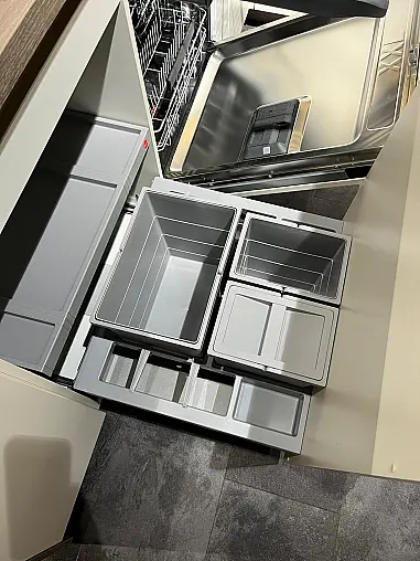 Exklusive Messeküche - viel LED-Beleuchtungen - Sitzgelegenheit - Eiche Bergamo NB und Lack Magnolia matt