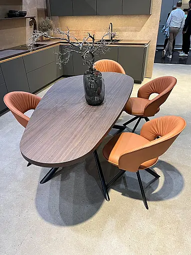 Exklusive Messeküche - Grifflos - Lackfront - XL-Schränke - extra viel LED-Beleuchtungen- edle Glasschränke - mit Tisch und Stühlen