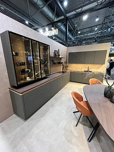 Exklusive Messeküche - Grifflos - Lackfront - XL-Schränke - extra viel LED-Beleuchtungen- edle Glasschränke - mit Tisch und Stühlen