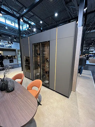 Exklusive Messeküche - Grifflos - Lackfront - XL-Schränke - extra viel LED-Beleuchtungen- edle Glasschränke - mit Tisch und Stühlen