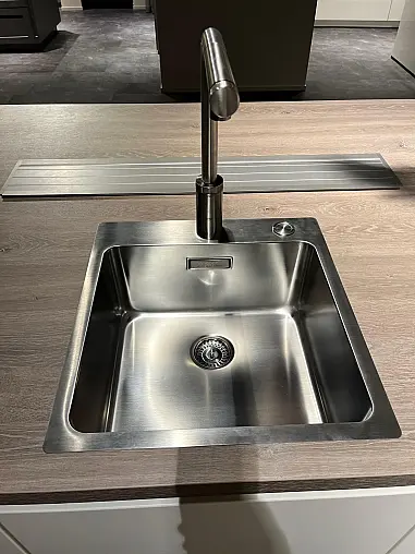 Exklusive Messeküche - viel LED-Beleuchtungen - Sitzgelegenheit - Eiche Bergamo NB und Lack Magnolia matt