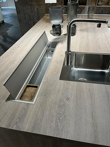 Exklusive Messeküche - viel LED-Beleuchtungen - Sitzgelegenheit - Eiche Bergamo NB und Lack Magnolia matt