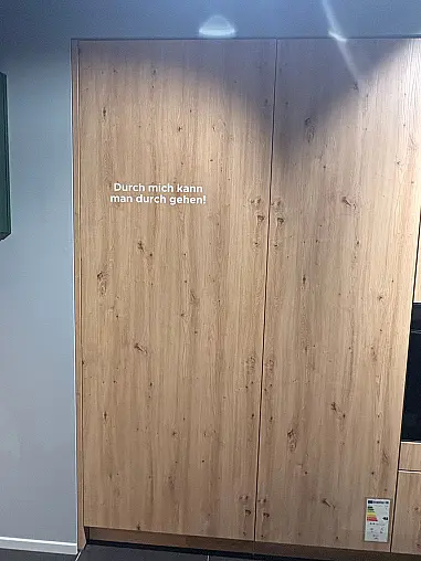 Traumhafte Musterküche Grifflos in Waldgrün/Wildeiche Natur NB