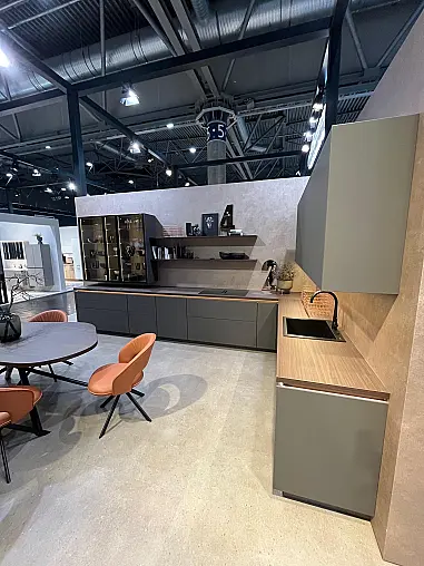 Exklusive Messeküche - Grifflos - Lackfront - XL-Schränke - extra viel LED-Beleuchtungen- edle Glasschränke - mit Tisch und Stühlen