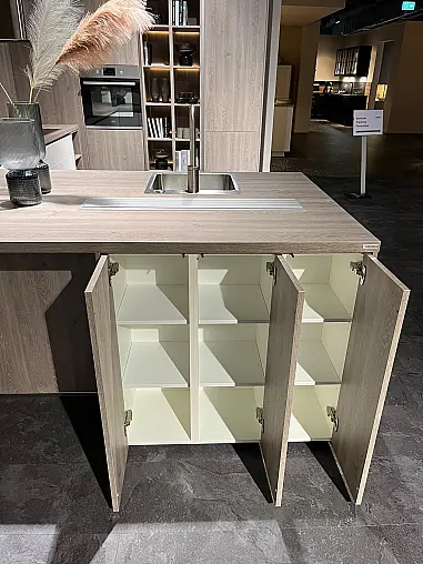 Exklusive Messeküche - viel LED-Beleuchtungen - Sitzgelegenheit - Eiche Bergamo NB und Lack Magnolia matt