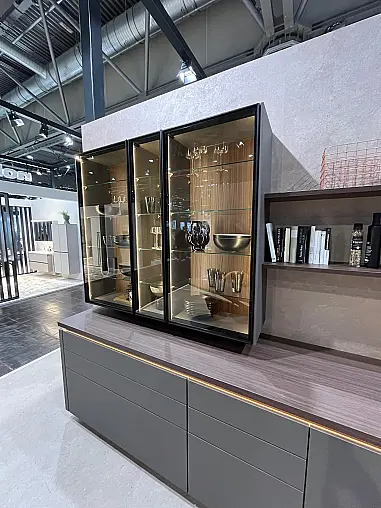 Exklusive Messeküche - Grifflos - Lackfront - XL-Schränke - extra viel LED-Beleuchtungen- edle Glasschränke - mit Tisch und Stühlen