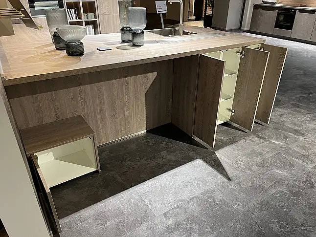 Exklusive Messeküche - viel LED-Beleuchtungen - Sitzgelegenheit - Eiche Bergamo NB und Lack Magnolia matt