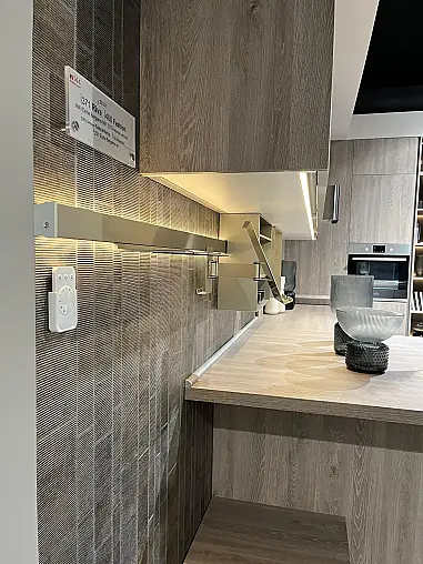 Exklusive Messeküche - viel LED-Beleuchtungen - Sitzgelegenheit - Eiche Bergamo NB und Lack Magnolia matt