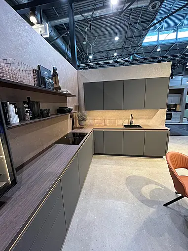 Exklusive Messeküche - Grifflos - Lackfront - XL-Schränke - extra viel LED-Beleuchtungen- edle Glasschränke - mit Tisch und Stühlen