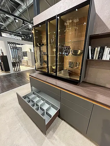 Exklusive Messeküche - Grifflos - Lackfront - XL-Schränke - extra viel LED-Beleuchtungen- edle Glasschränke - mit Tisch und Stühlen