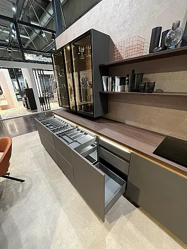 Exklusive Messeküche - Grifflos - Lackfront - XL-Schränke - extra viel LED-Beleuchtungen- edle Glasschränke - mit Tisch und Stühlen