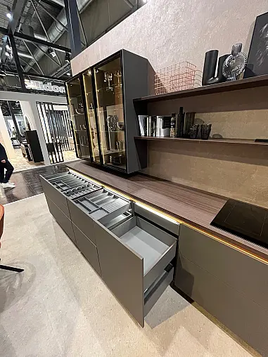 Exklusive Messeküche - Grifflos - Lackfront - XL-Schränke - extra viel LED-Beleuchtungen- edle Glasschränke - mit Tisch und Stühlen