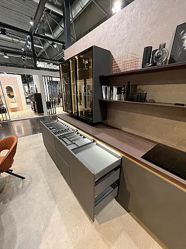 Exklusive Messeküche - Grifflos - Lackfront - XL-Schränke - extra viel LED-Beleuchtungen- edle Glasschränke - mit Tisch und Stühlen