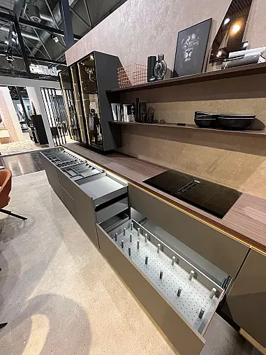 Exklusive Messeküche - Grifflos - Lackfront - XL-Schränke - extra viel LED-Beleuchtungen- edle Glasschränke - mit Tisch und Stühlen