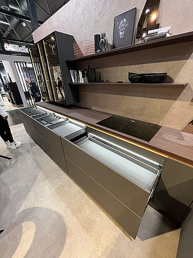 Exklusive Messeküche - Grifflos - Lackfront - XL-Schränke - extra viel LED-Beleuchtungen- edle Glasschränke - mit Tisch und Stühlen