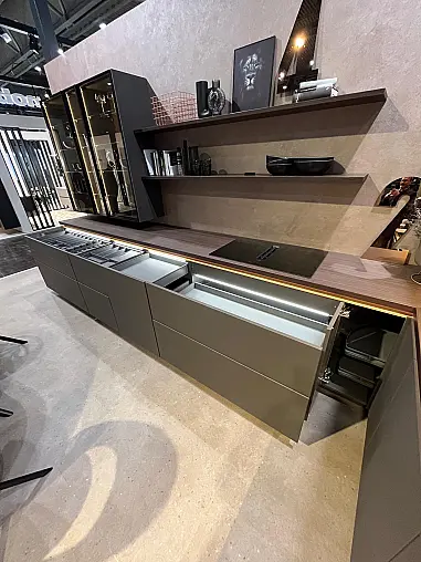 Exklusive Messeküche - Grifflos - Lackfront - XL-Schränke - extra viel LED-Beleuchtungen- edle Glasschränke - mit Tisch und Stühlen