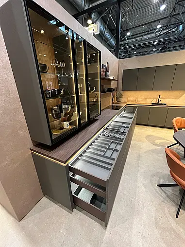 Exklusive Messeküche - Grifflos - Lackfront - XL-Schränke - extra viel LED-Beleuchtungen- edle Glasschränke - mit Tisch und Stühlen