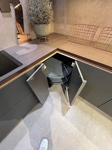 Exklusive Messeküche - Grifflos - Lackfront - XL-Schränke - extra viel LED-Beleuchtungen- edle Glasschränke - mit Tisch und Stühlen