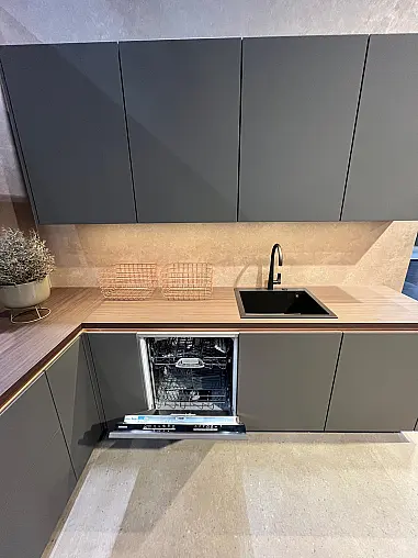 Exklusive Messeküche - Grifflos - Lackfront - XL-Schränke - extra viel LED-Beleuchtungen- edle Glasschränke - mit Tisch und Stühlen