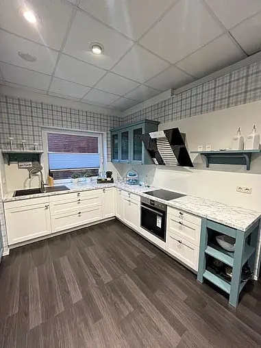 Moderne Cambia Landhausküche in Kombination Satinlack Weiß und Blaugrau