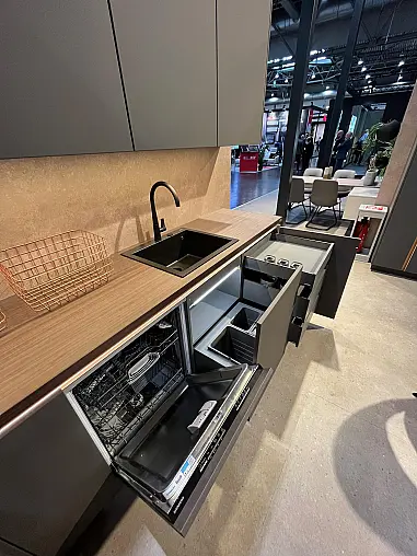Exklusive Messeküche - Grifflos - Lackfront - XL-Schränke - extra viel LED-Beleuchtungen- edle Glasschränke - mit Tisch und Stühlen