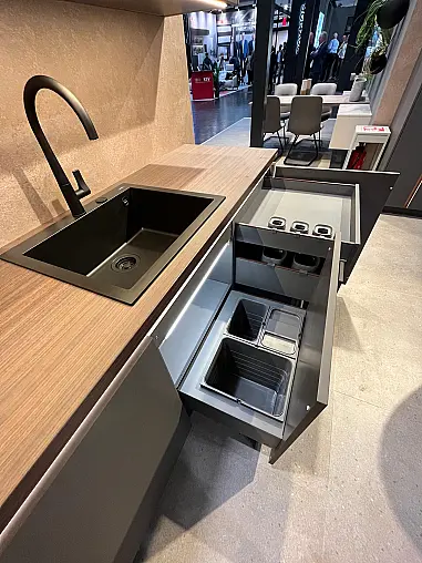Exklusive Messeküche - Grifflos - Lackfront - XL-Schränke - extra viel LED-Beleuchtungen- edle Glasschränke - mit Tisch und Stühlen